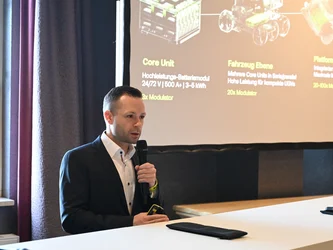 Hauptmann d.R. Niclas Lehnert, PULSETRAIN GmbH, trägt vor zum Thema Adaptive Energiearchitektur für Unbemannte Systeme:     Skalierbar und resilient für die     Verteidigungssysteme der nächsten Generation  