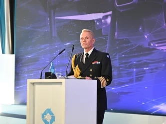 Rautava während seines Vortrags auf der Bühne der DWT-Fachtagung zu Künstlicher Intelligenz und unbemannten Systemen im September 2026.